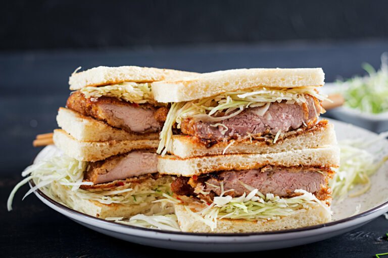 Sandwich japonais garni de porc pané et de chou