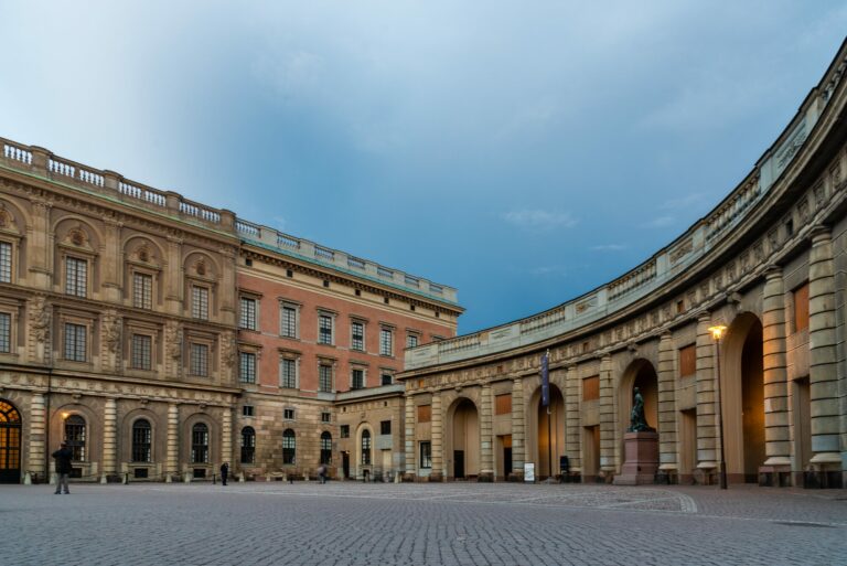 Cour extérieure du palais royal de Stockholm, dans la vieille ville, au crépuscule
