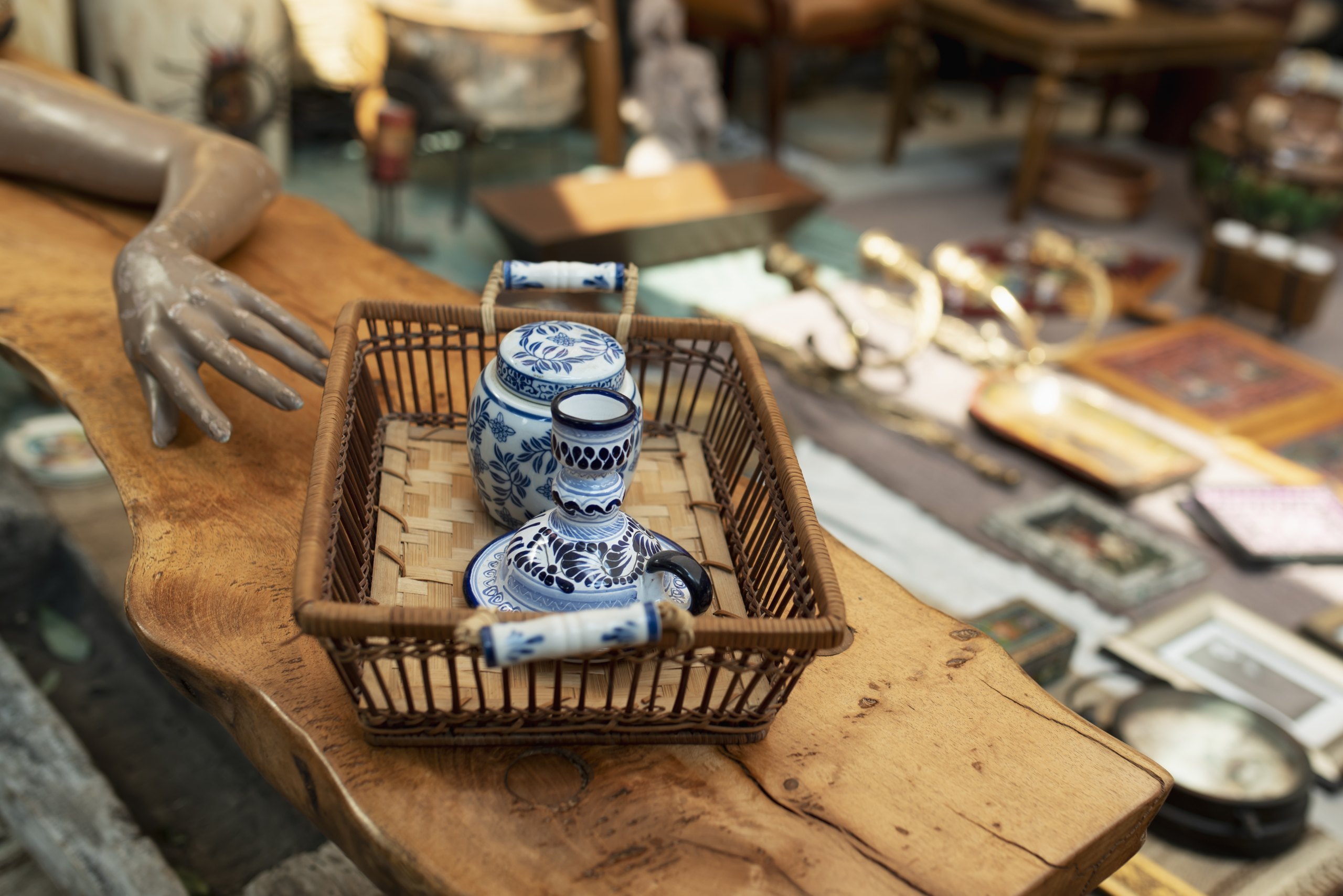 Vaisselle et objets anciens vus de haut sur une table de brocante