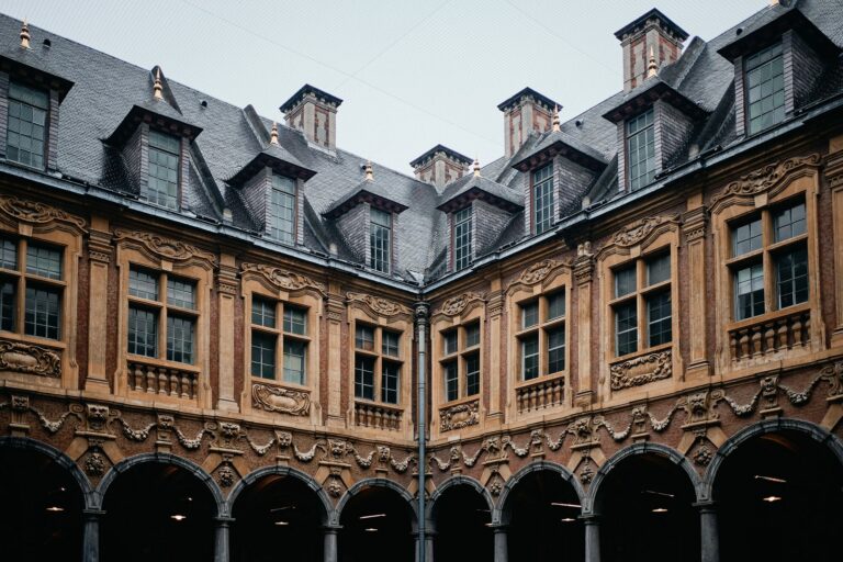 Façade ornée de la Vieille Bourse de Lille, en plein cœur du vieux centre
