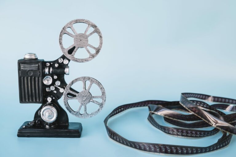 Projecteur de cinéma ancien et bobine de film