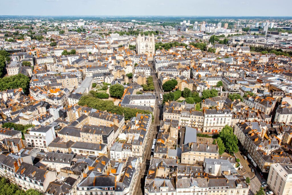 Vue aérienne des toits et des clochers du centre historique de Nantes sous un ciel clair