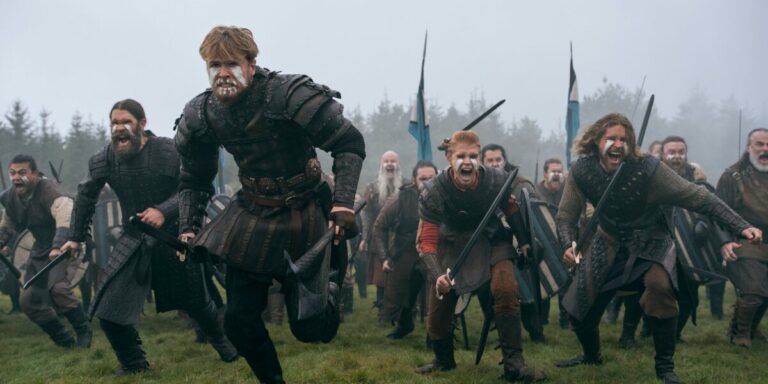 Guerriers vikings en armure et peaux de bête chargeant l'arme au poing dans une plaine brumeuse, dans la série Bloodaxe
