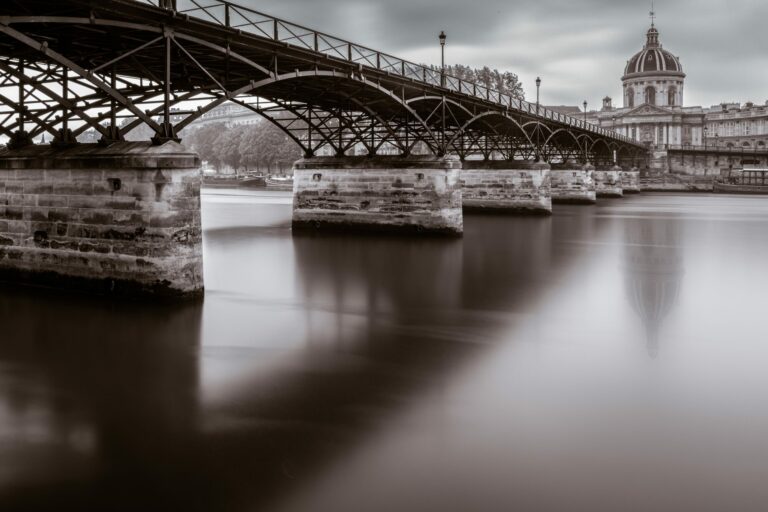 Le pont des Arts et la coupole de l’Institut de France au bord de la Seine à Paris