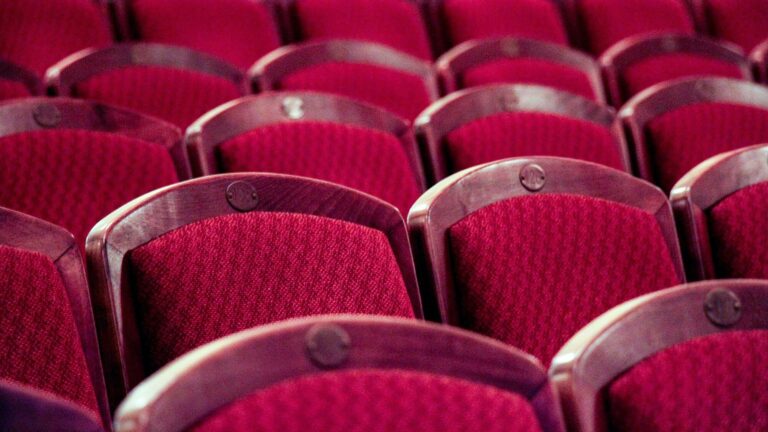 Rangées de fauteuils de théâtre en velours rouge vues en gros plan