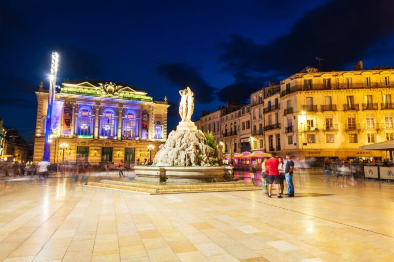 La place de la Comédie à Montpellier de nuit, avec la fontaine des Trois Grâces et l’Opéra Comédie illuminé