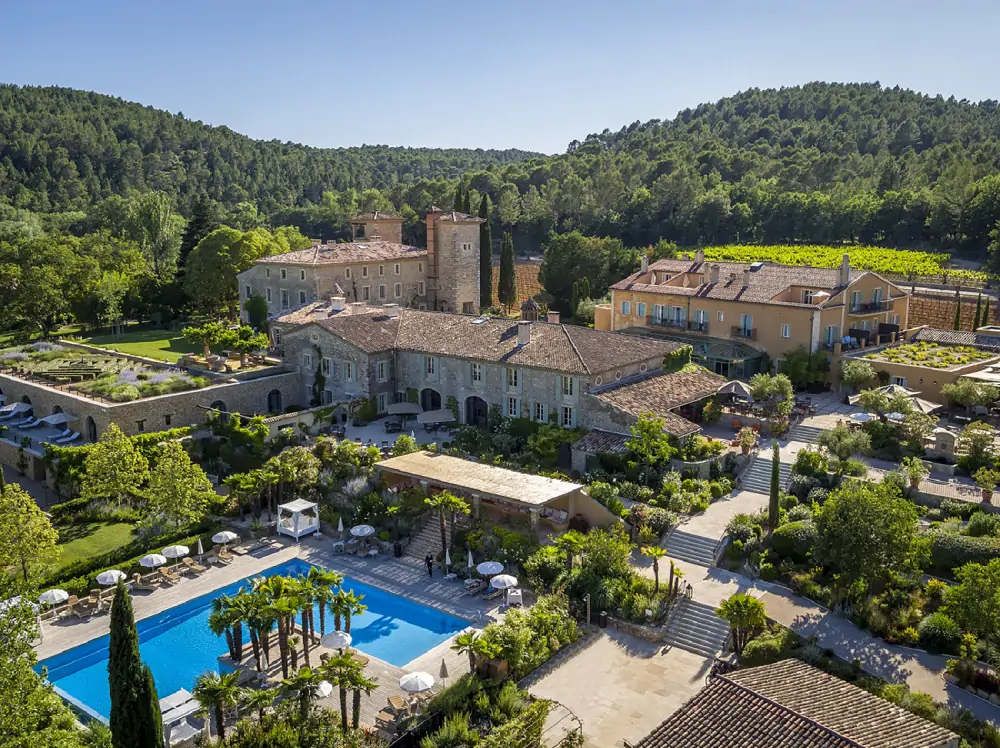 Vue aérienne du Château de Berne, de ses jardins et de sa piscine au cœur des vignes et des bois du Var
