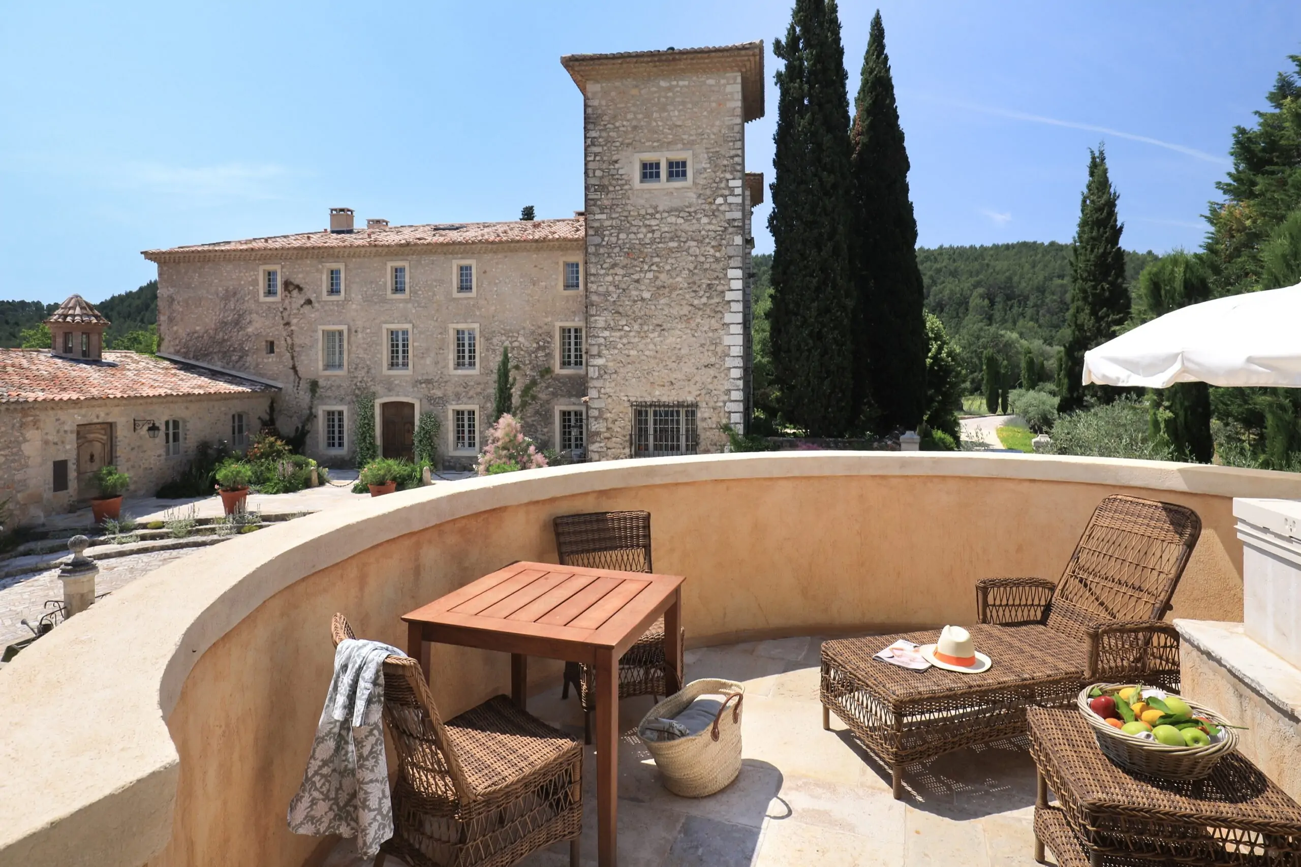 Terrasse privée d'une Junior Suite du Château de Berne avec vue sur la bastide et sa tour