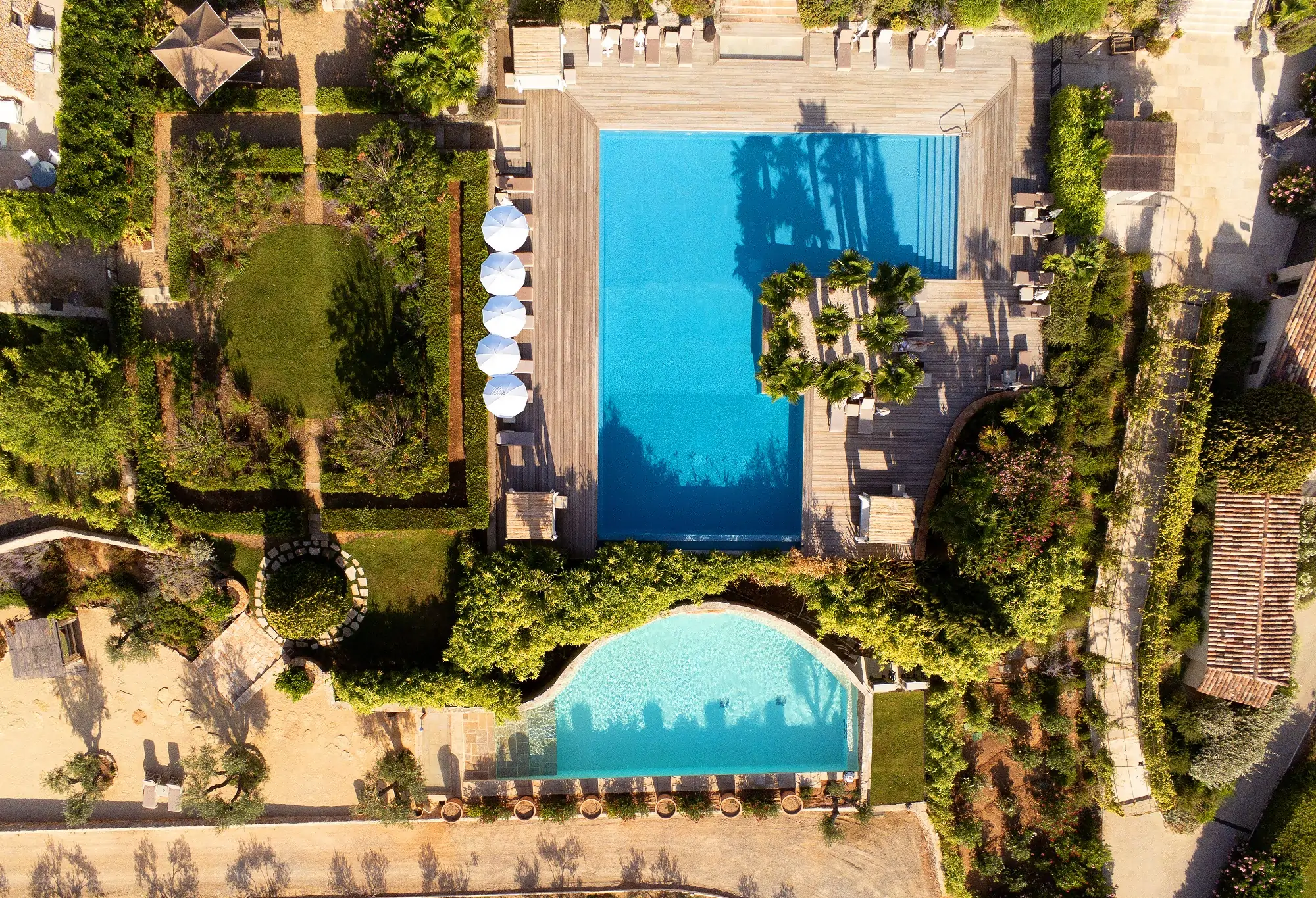 Vue aérienne des deux piscines et des jardins du Château de Berne