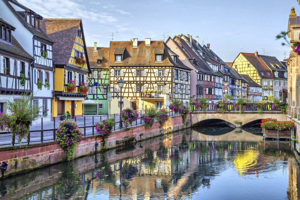 Maisons à colombages et pont fleuri sur le canal de la Lauch, quartier de la Petite Venise à Colmar