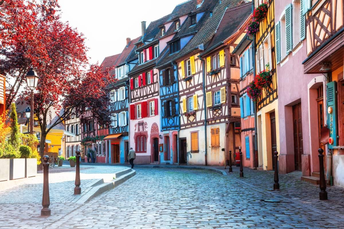 Rue pavée bordée de maisons à colombages colorées dans le vieux Colmar