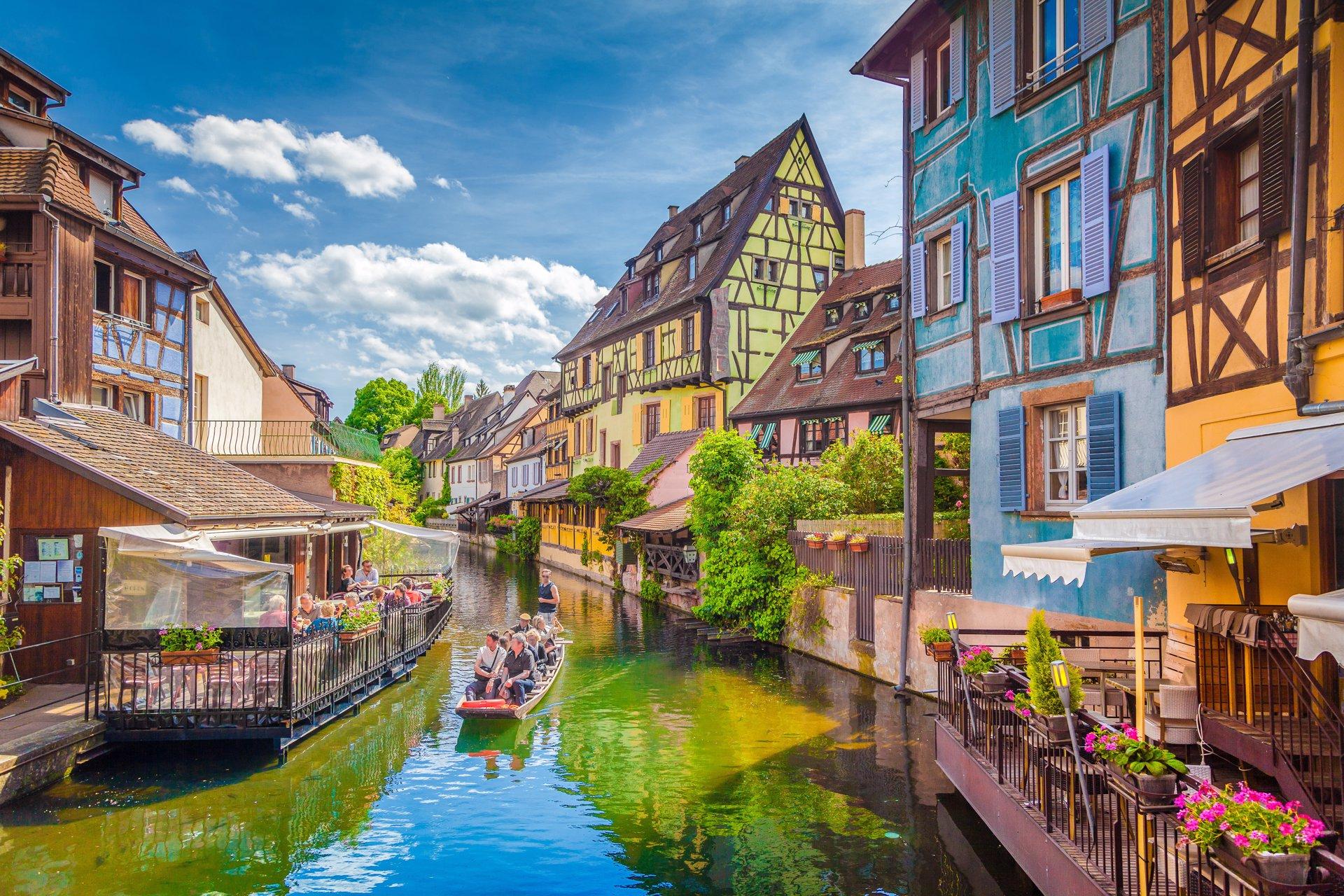 Barque sur le canal de la Lauch entre les maisons colorées de la Petite Venise, à Colmar