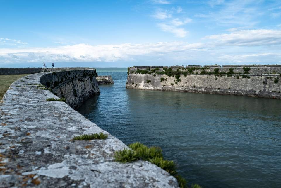 Les remparts de la citadelle de Saint-Martin-de-Ré face à la mer