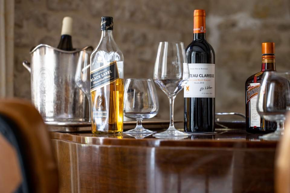 Le bar de courtoisie de la Villa Clarisse et le vin du Château Clarisse