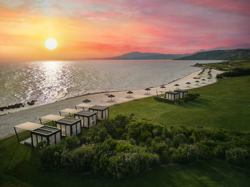 Plage du Verdura Resort en Sicile au coucher du soleil, avec ses cabanes face à la mer