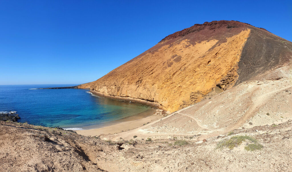 Montaña Amarilla, volcan ocre dominant une plage de sable clair et une mer turquoise sur l'île de La Graciosa