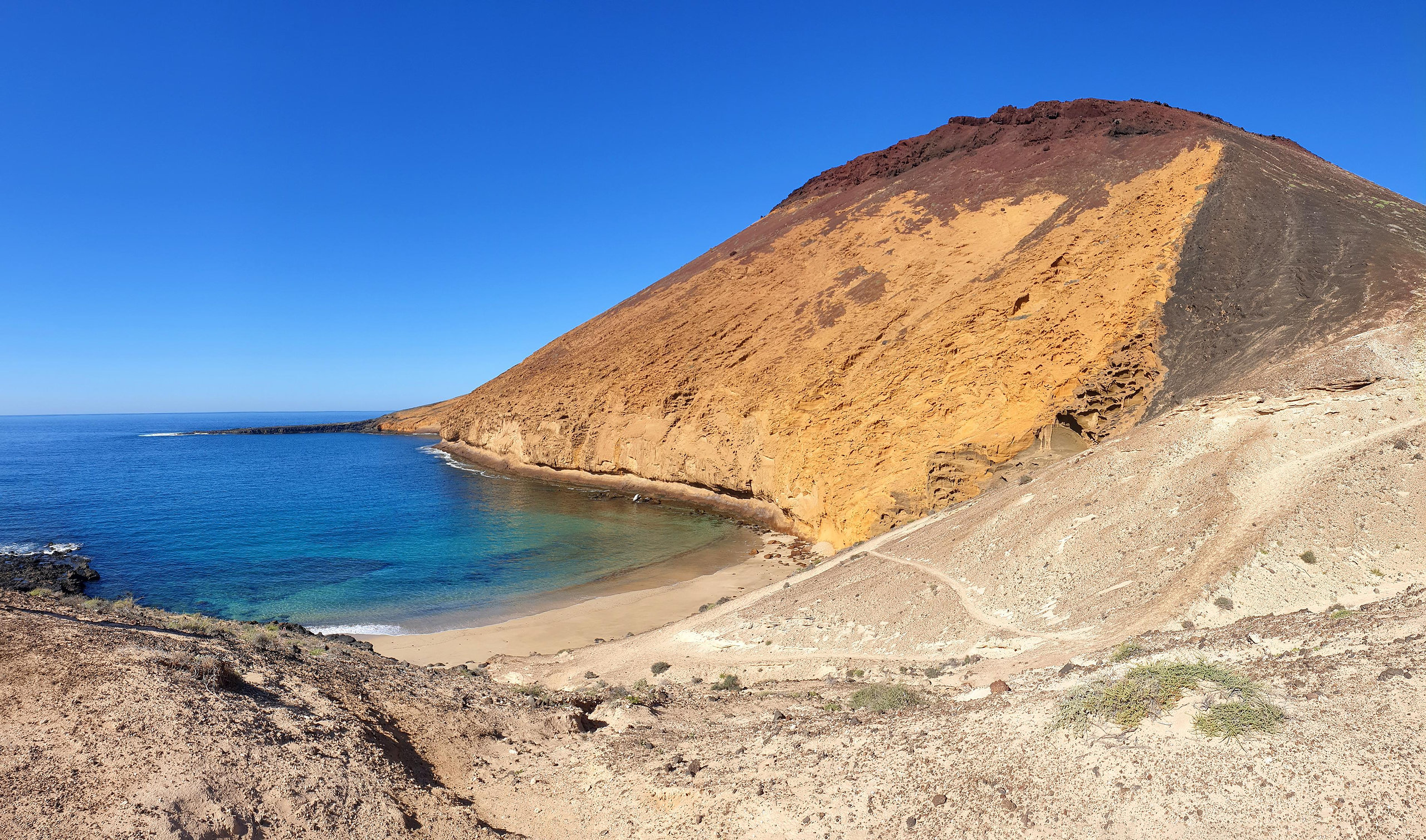 Montaña Amarilla, volcan ocre dominant une plage de sable clair et une mer turquoise sur l'île de La Graciosa