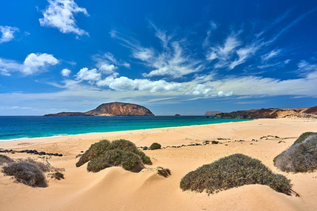 Playa de las Conchas, dunes et mer turquoise face à l'îlot de Montaña Clara, La Graciosa