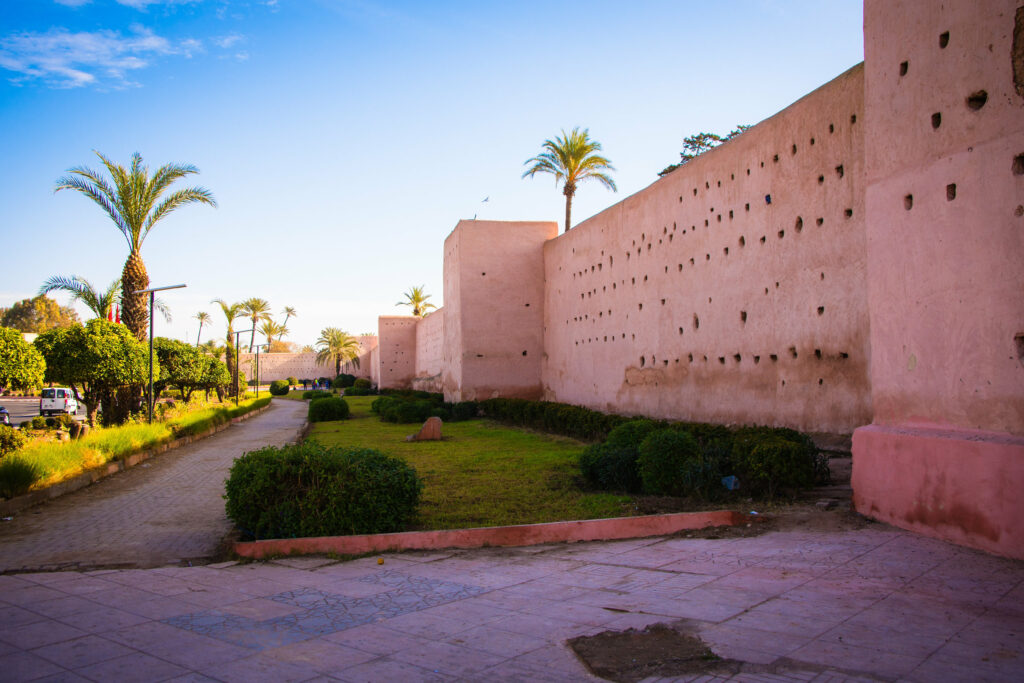 Remparts ocre de la médina de Marrakech bordés de palmiers