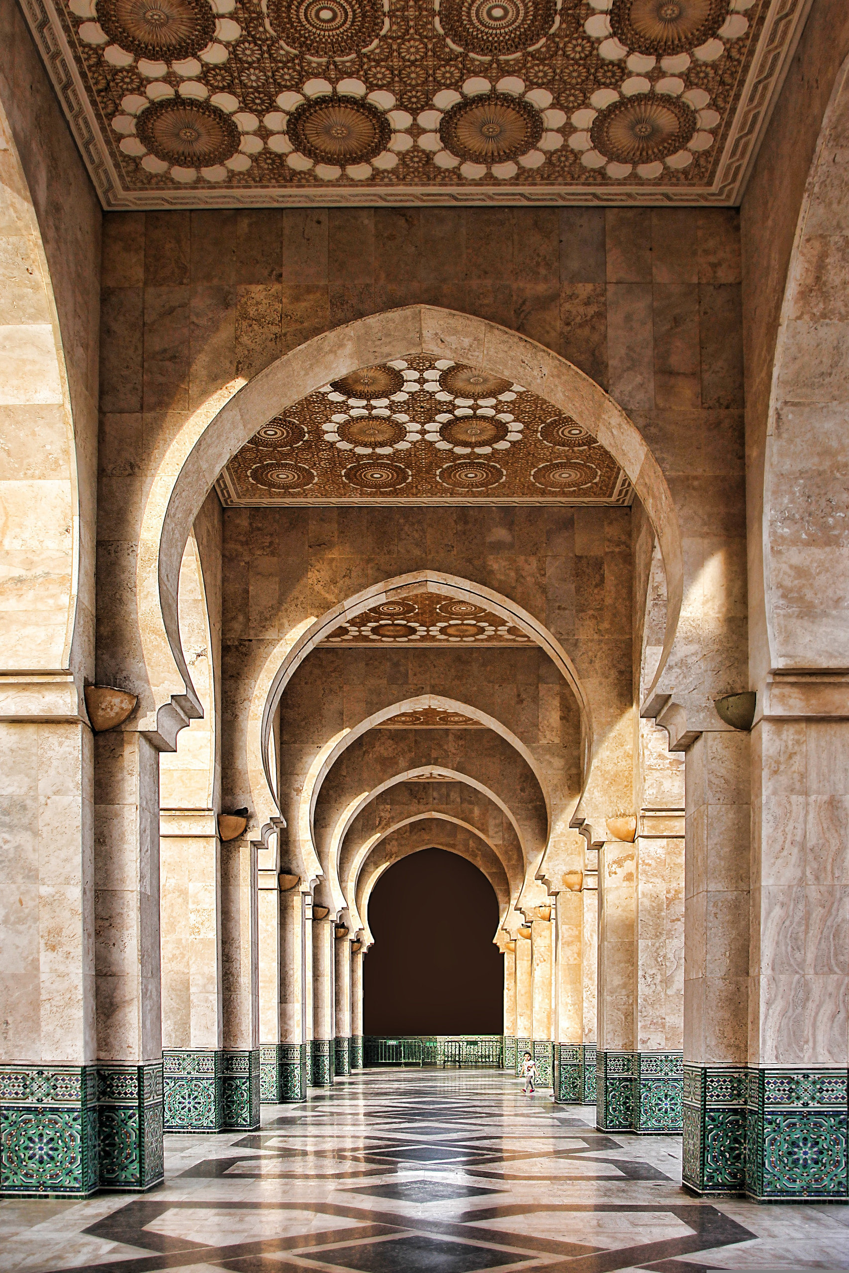 Galerie d'arcades en pierre ornées de zelliges, architecture mauresque