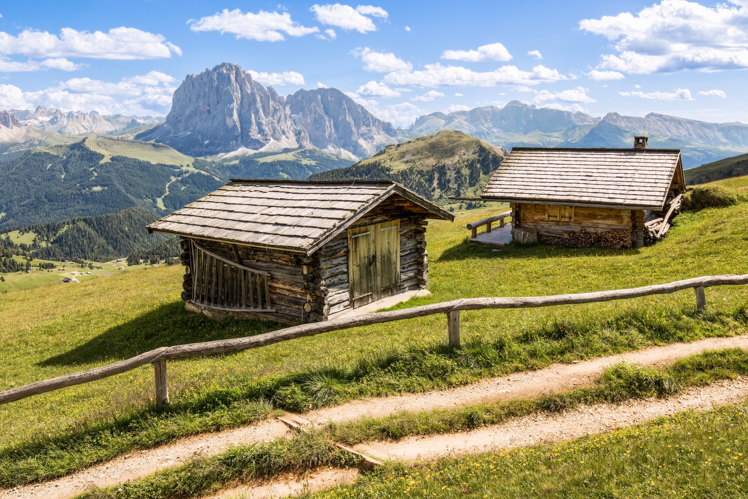 Chalets d'alpage et chemin de montagne en été (photo d'illustration)