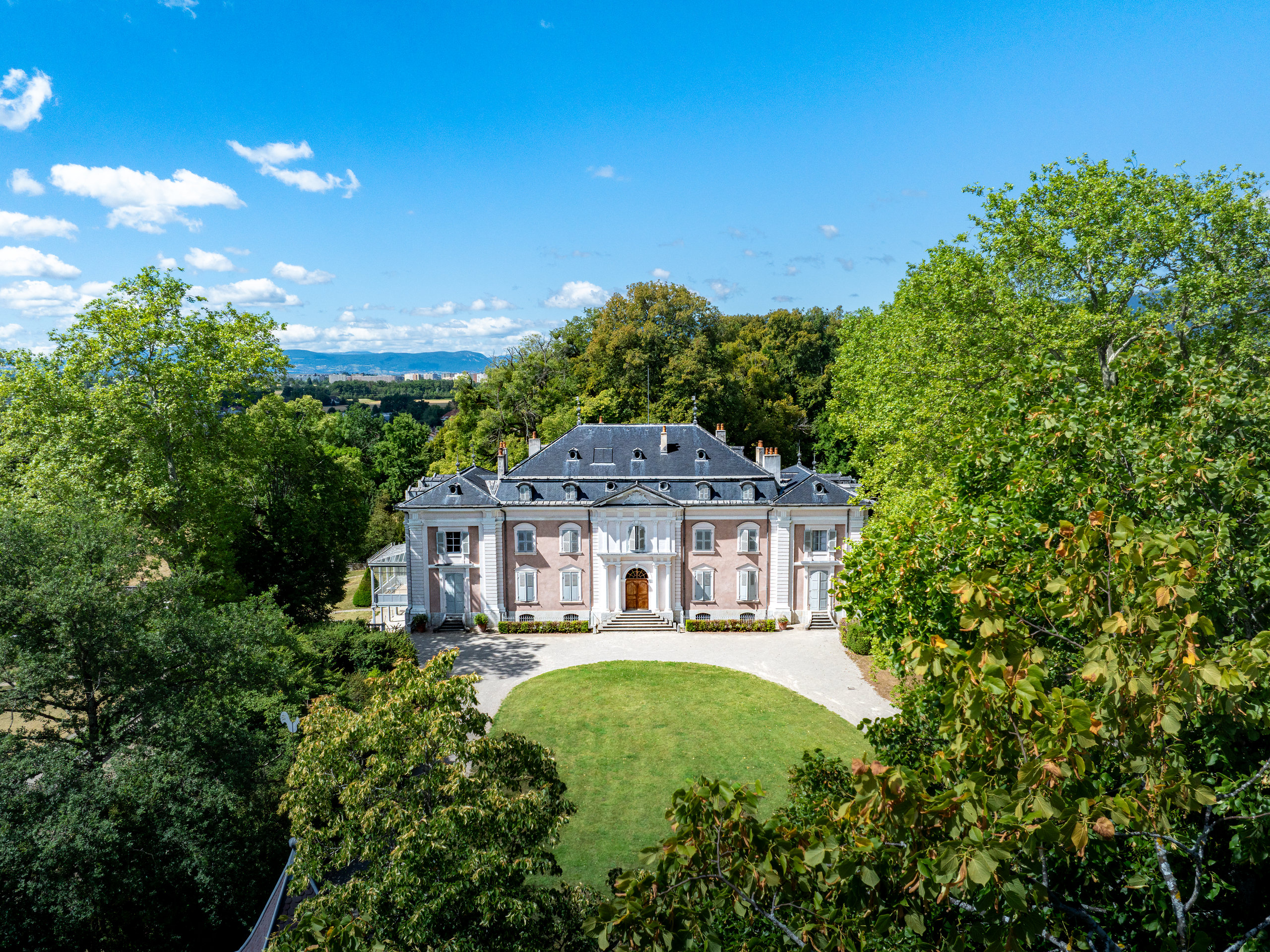 Château de Voltaire à Ferney-Voltaire, vu depuis le parc, entouré d'arbres