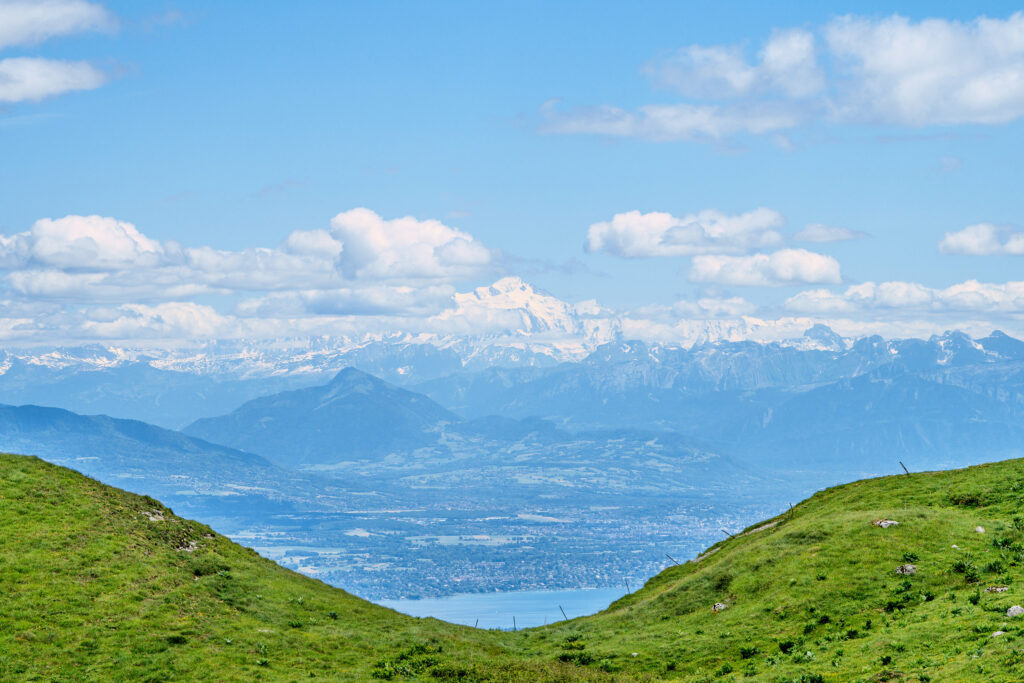 Vue depuis les crêtes des monts Jura sur le lac Léman et le Mont-Blanc