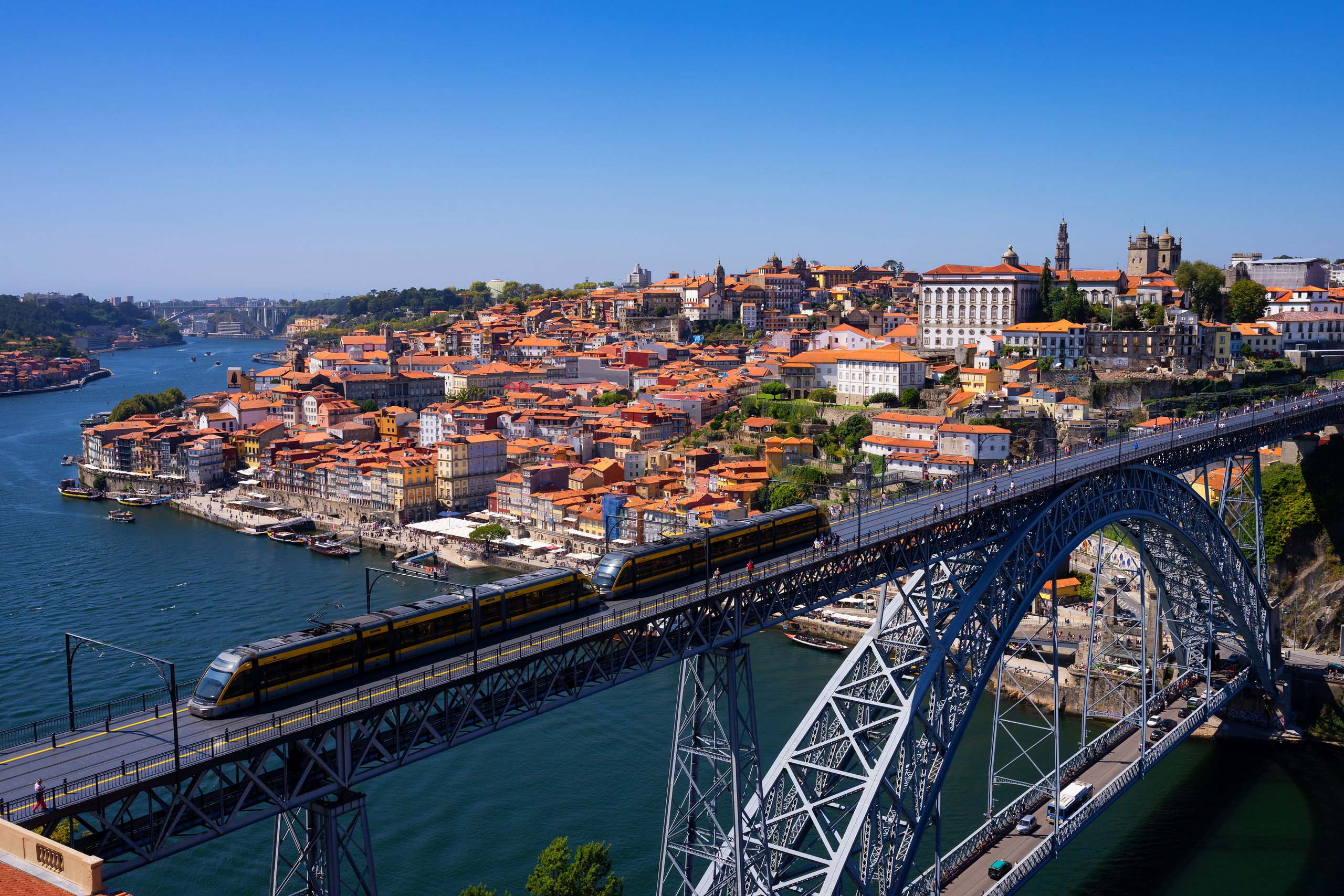 Vue aérienne du pont Dom-Luís enjambant le Douro, avec le métro et la vieille ville de Porto