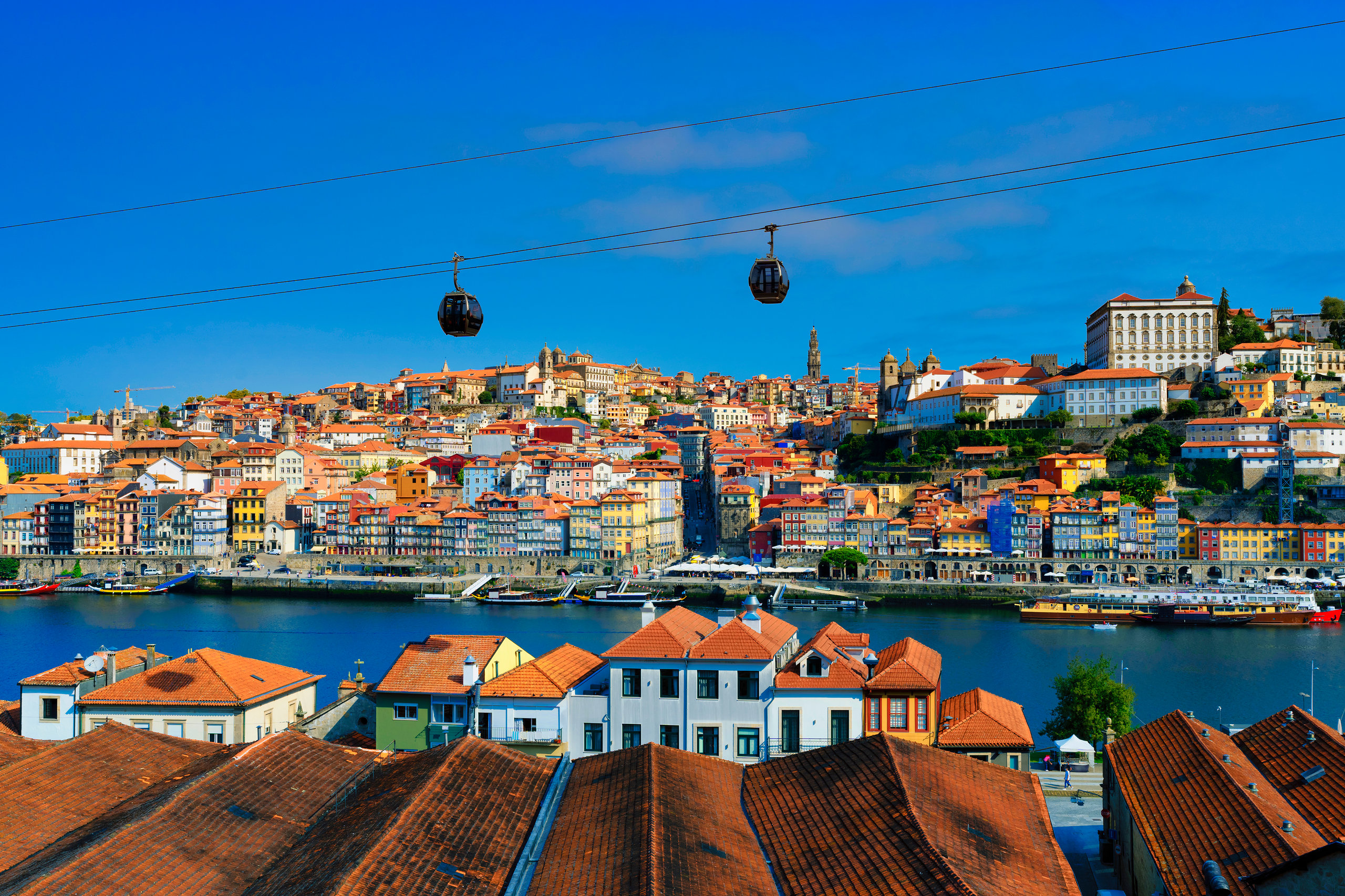 Toits de tuiles rouges, Douro et téléphérique de Gaia avec la vieille ville de Porto en arrière-plan