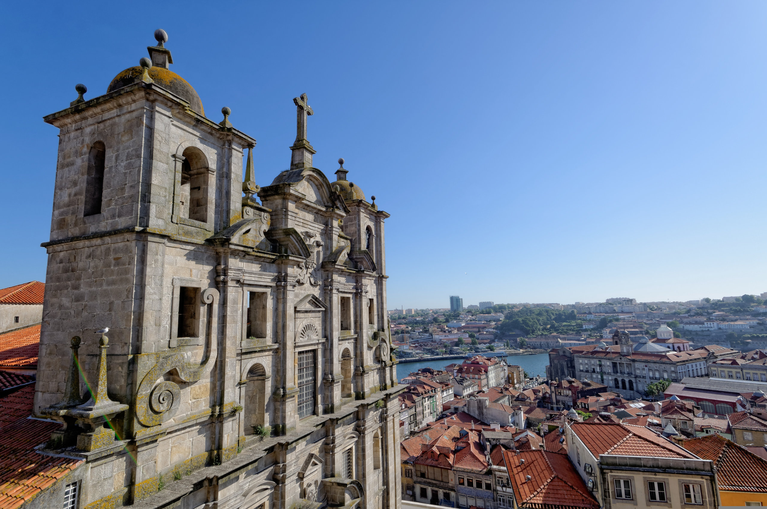 Façade baroque de l'église São Lourenço (Grilos) dominant les toits de Porto