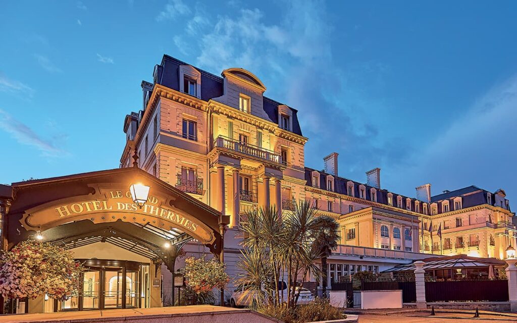 Le Grand Hôtel des Thermes face à la plage du Sillon, à Saint-Malo