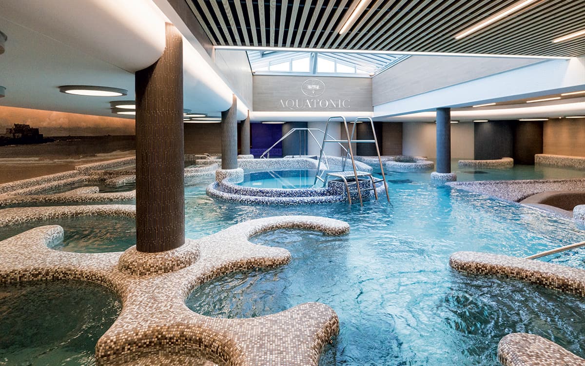 Le bassin Aquatonic en eau de mer des Thermes Marins de Saint-Malo