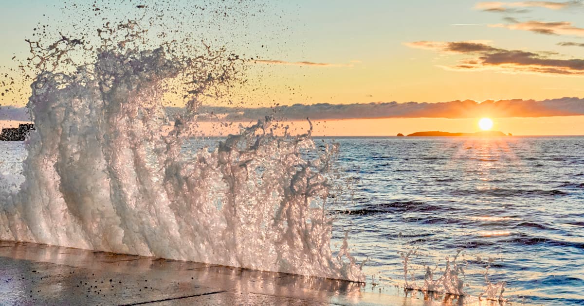 Vagues de grande marée sur la digue du Sillon, à Saint-Malo