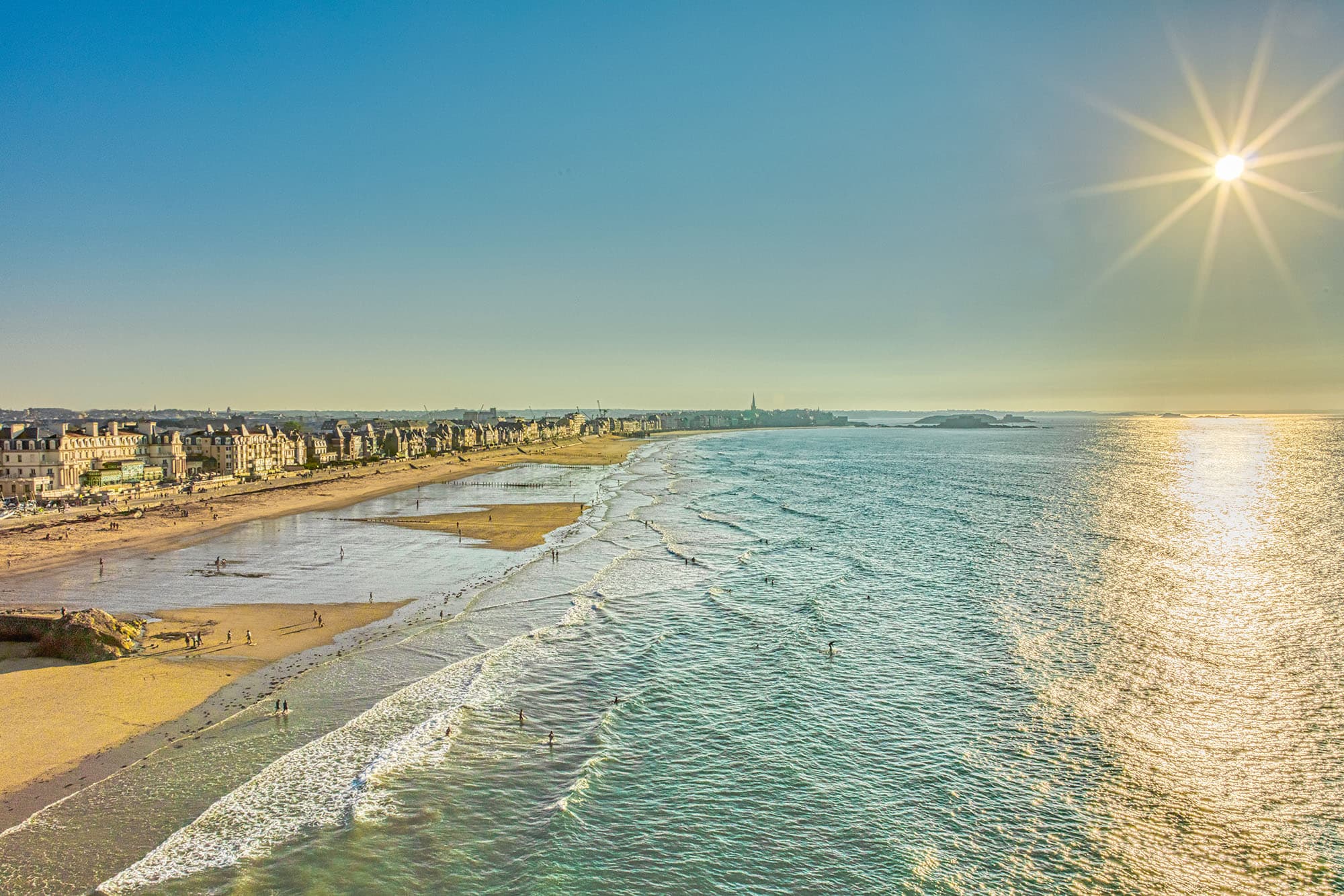 Saint-Malo intra-muros et la plage du Sillon vus du ciel