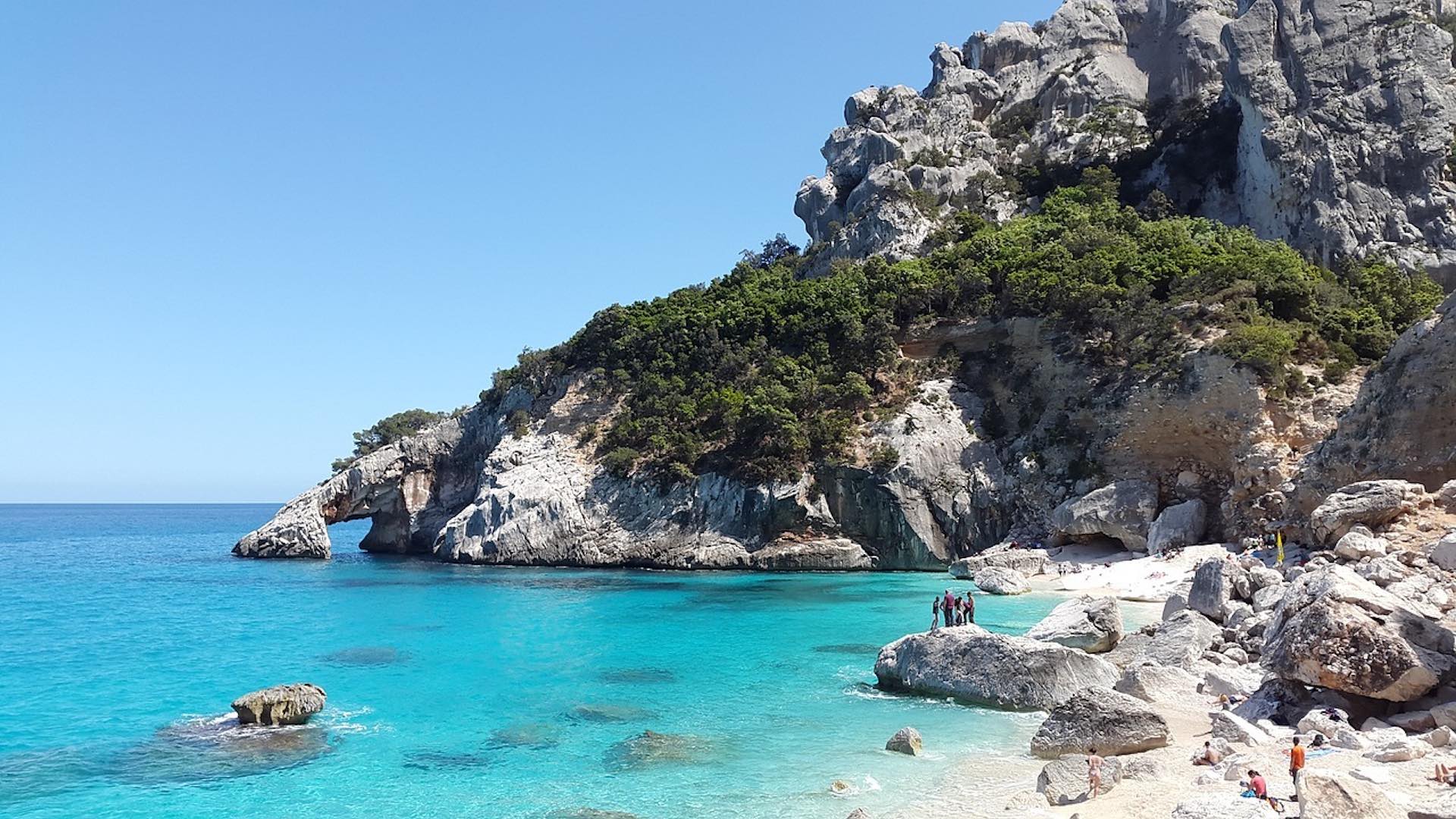 Cala aux falaises calcaires blanches et eaux translucides sur la côte est de la Sardaigne