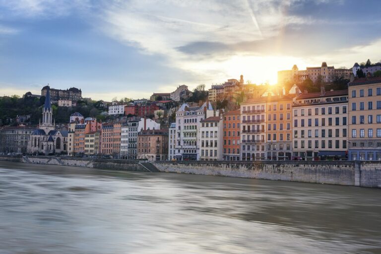 Vue de la Saône et des quais de Lyon au coucher du soleil
