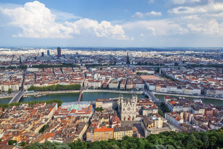 Vue panoramique de Lyon depuis la colline de Fourvière, avec la cathédrale Saint-Jean et la Saône au premier plan
