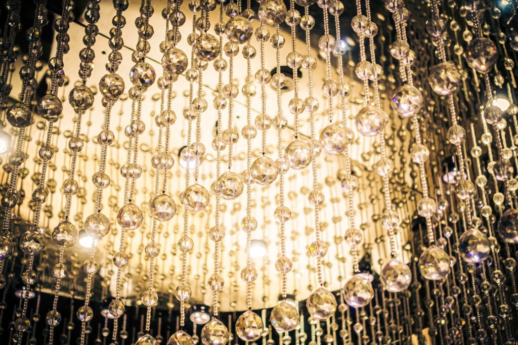 Lustre en cristal illuminé, vu en gros plan avec ses pampilles scintillantes