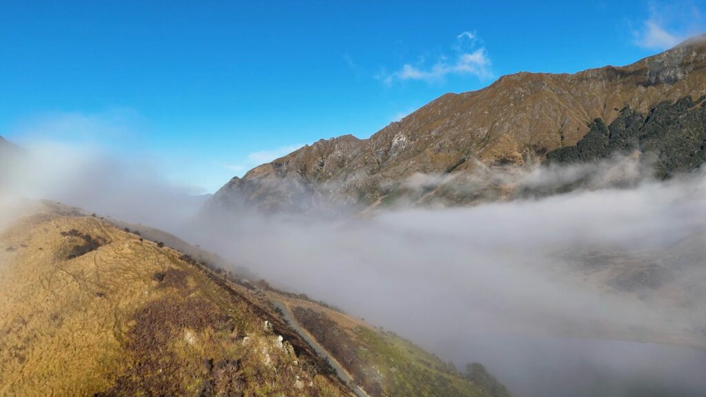 Montagnes de Queenstown, en Nouvelle-Zélande, dans la brume au lever du soleil