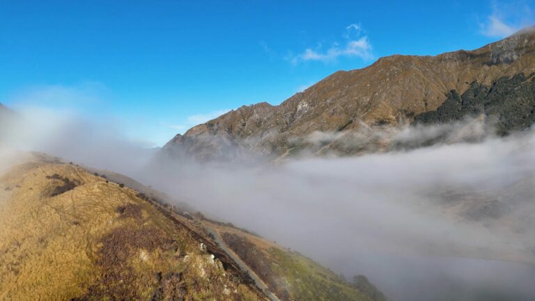 Montagnes de Queenstown, en Nouvelle-Zélande, dans la brume au lever du soleil