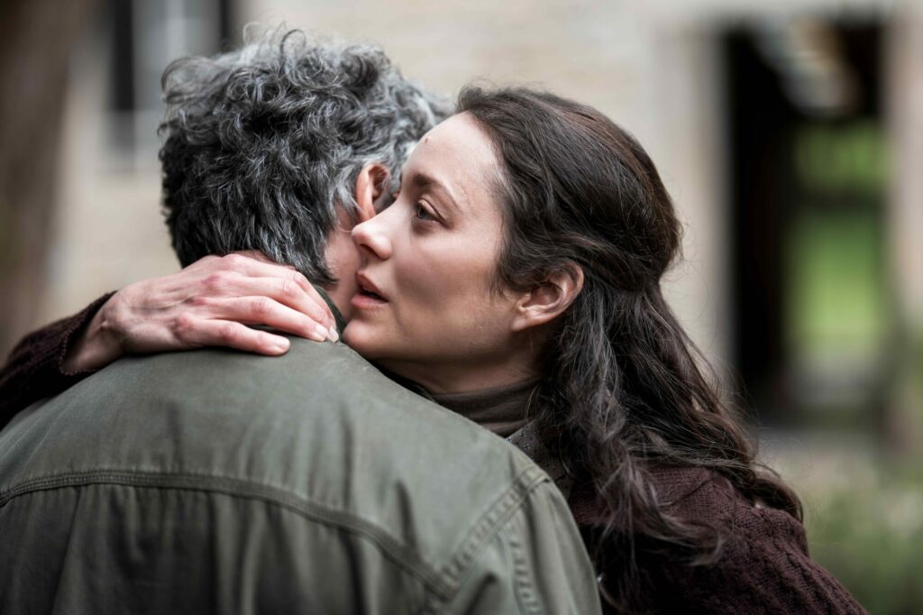Marion Cotillard et Guillaume Canet enlacés dans Karma