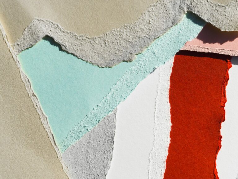 Morceaux de papier de couleur déchirés et superposés
