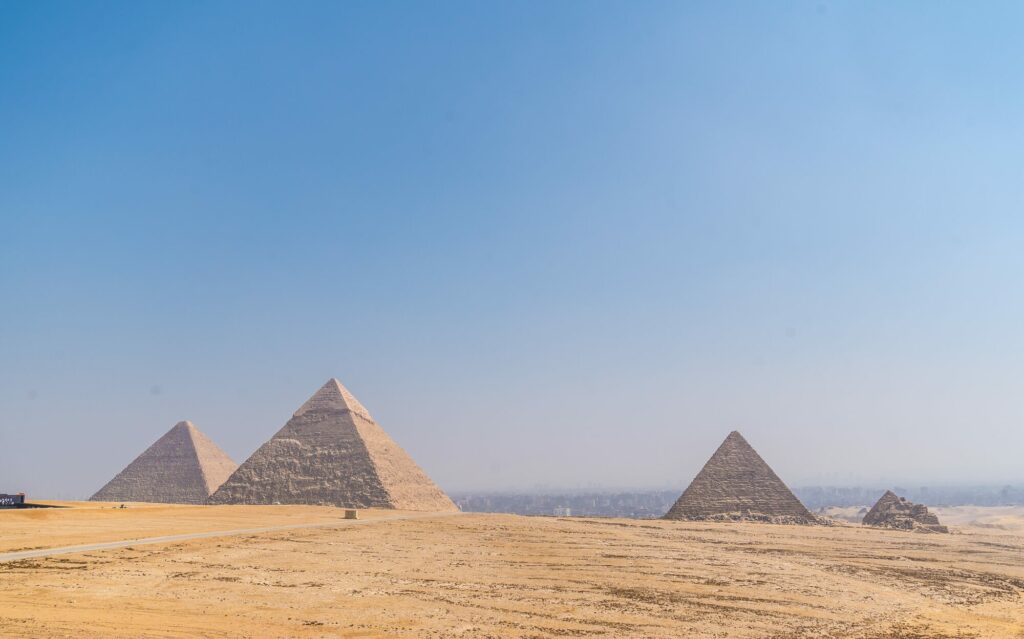 Pyramides de Gizeh dans le désert sous un ciel bleu