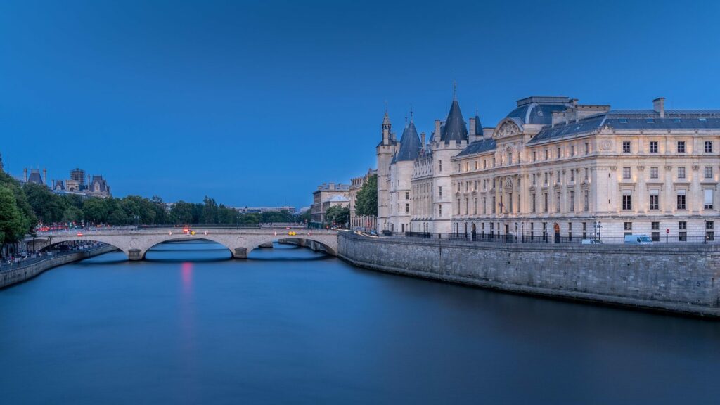 La Conciergerie et le pont au Change au bord de la Seine à Paris, à l'heure bleue