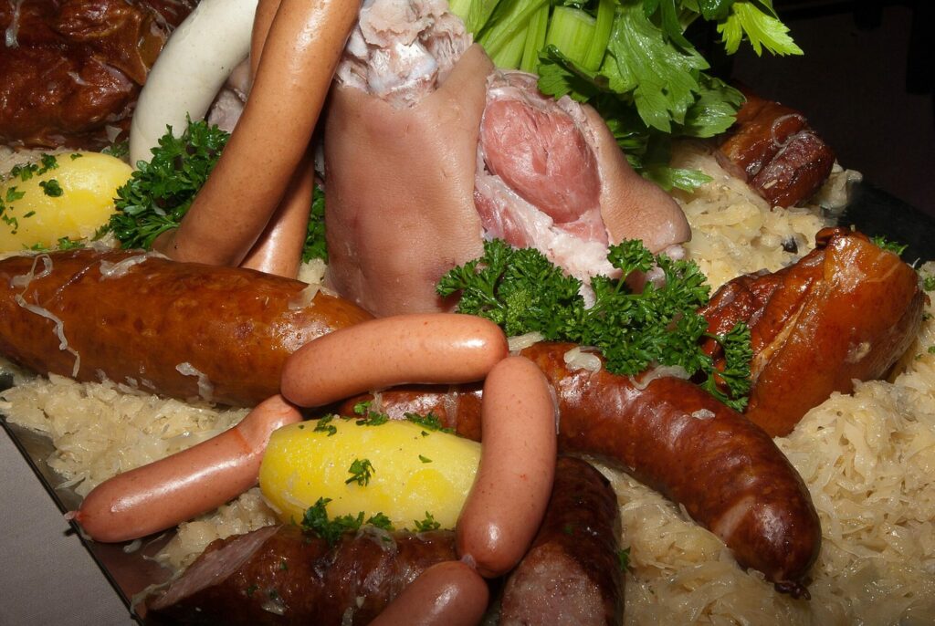 Choucroute garnie de saucisses, de pommes de terre et de persil, vue de près