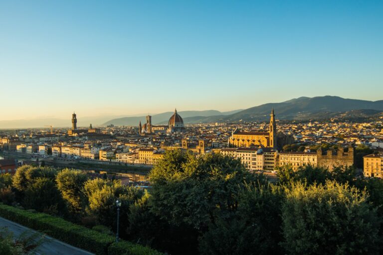 Panorama de Florence au soleil levant depuis la piazzale Michelangelo, avec le dôme de la cathédrale et les collines toscanes