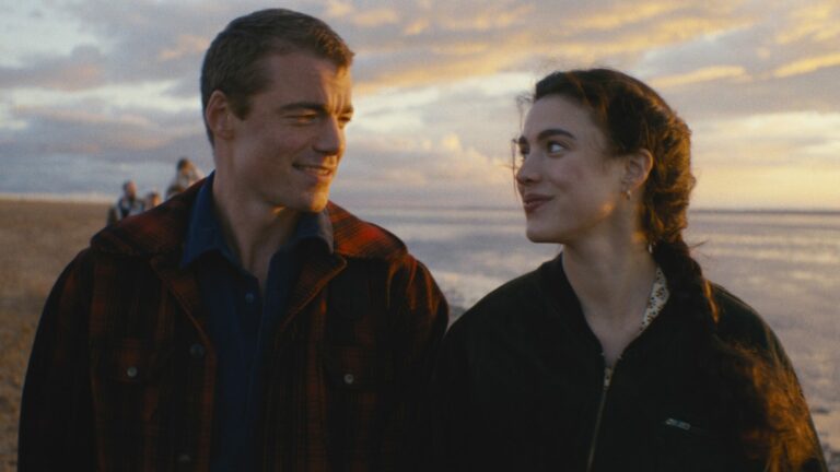 Margaret Qualley et Gabriel Basso souriants sur une plage au crépuscule dans le film Love of Your Life