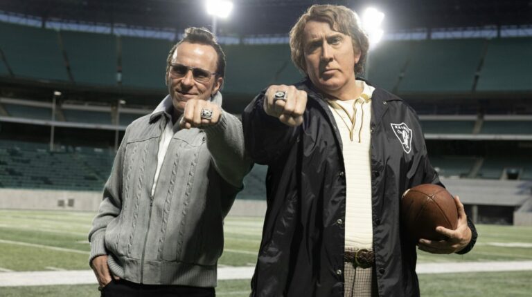 Christian Bale et Nicolas Cage sur un terrain de football américain de nuit, l'un tenant un ballon, dans le film Madden
