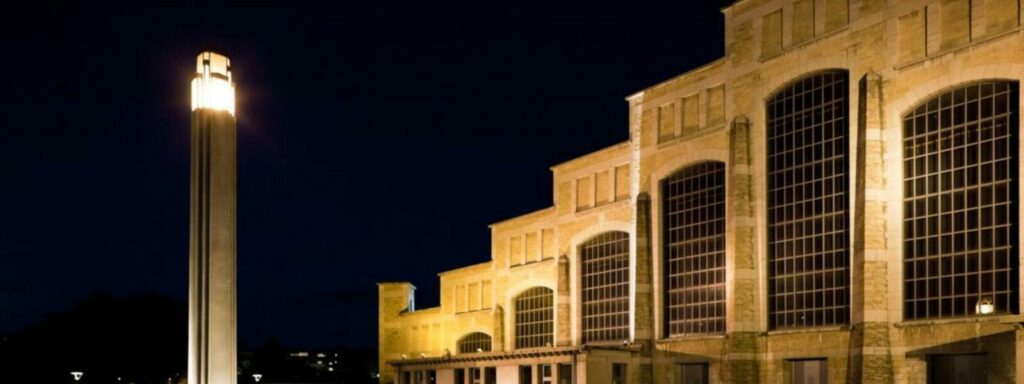 La Halle Tony Garnier illuminée de nuit, à Lyon