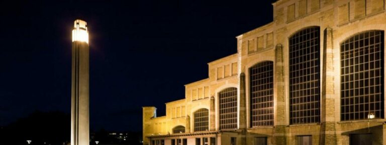La Halle Tony Garnier illuminée de nuit, à Lyon